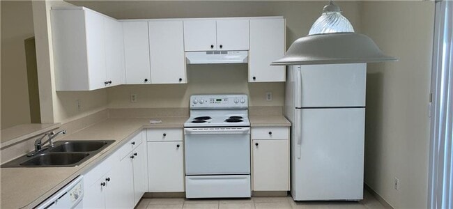 Building Photo - Vero Lake Estates