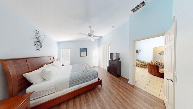 Building Photo - 4 BR 3 BA          POOL HOME    Highlands ...
