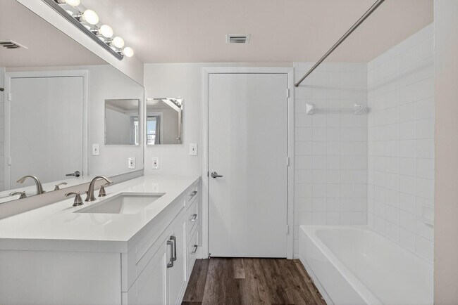 Building Photo - 3020 NE 32nd Ave