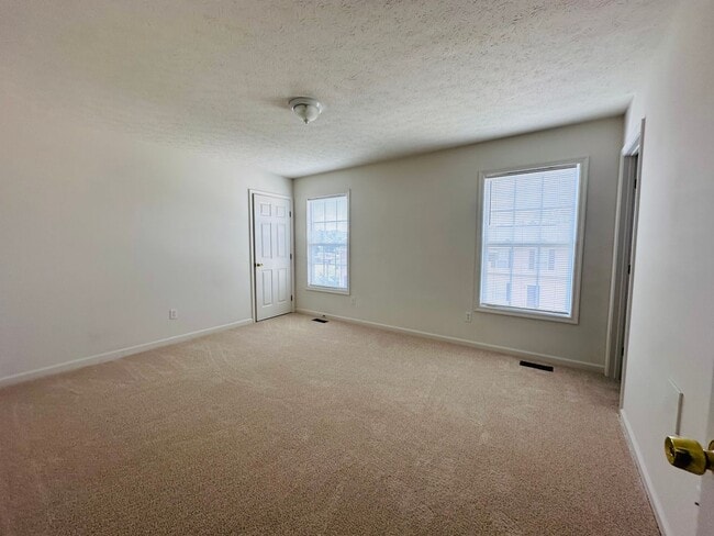 Building Photo - 3 Bedroom 2.5 Bath Townhouse