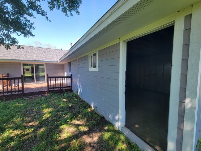Building Photo - 5427 Heathercrest St