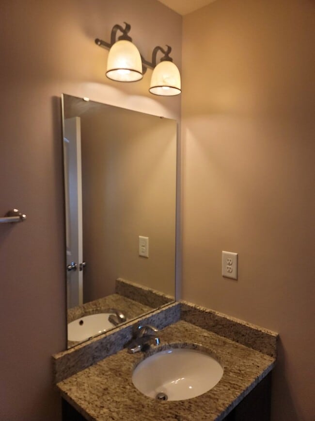 Building Photo - Breathtaking 4 Bedroom Home in Highgrove a...