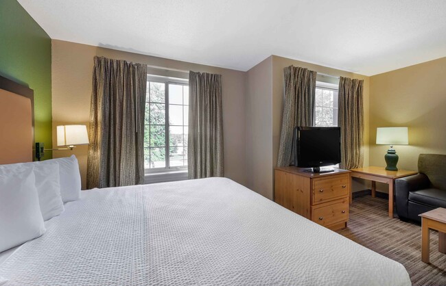 Building Photo - Furnished Studio-Cleveland - Airport - Nor...