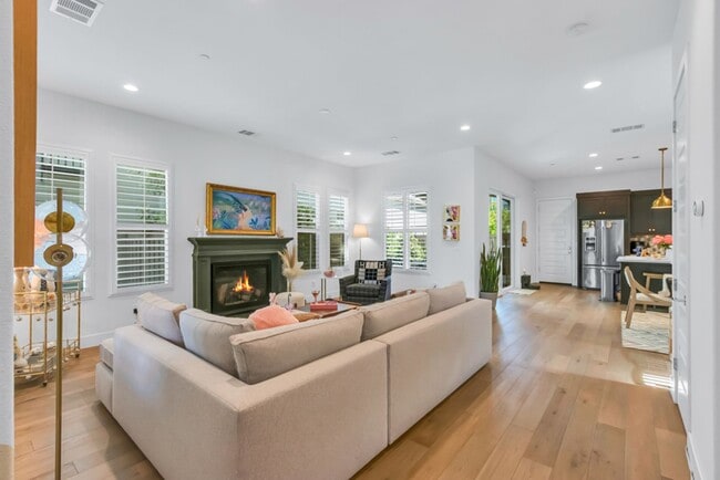 Building Photo - Stunning McKinley Village Home