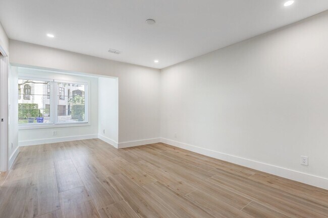 Building Photo - ** OLDE NAPLES ** 2 BED / 2 BATH - COMPLETELY REMODELED - PET OK! - ANNUAL RENTAL