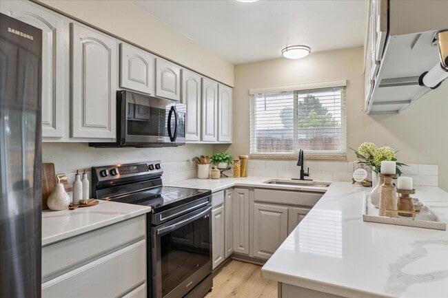 Building Photo - 1872 N Robb St