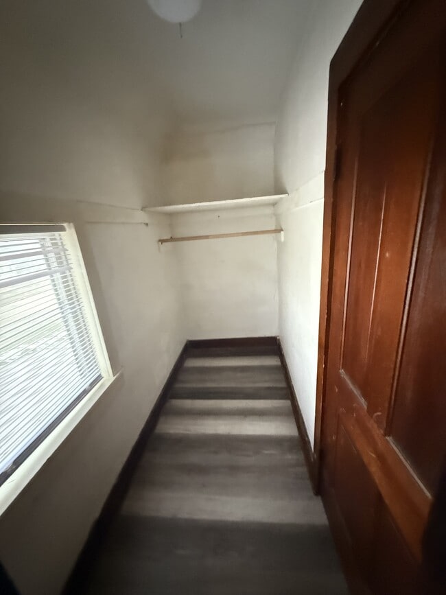 Building Photo - 723 W 1st St