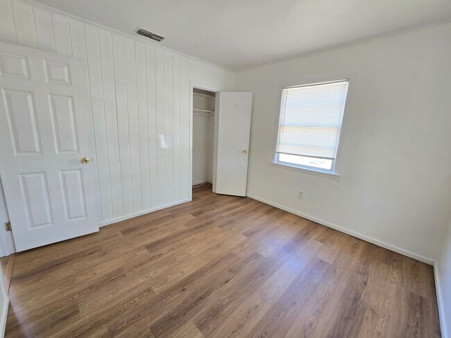 Building Photo - Charming 3 Bed / 2 Bath Annual Rental in S...