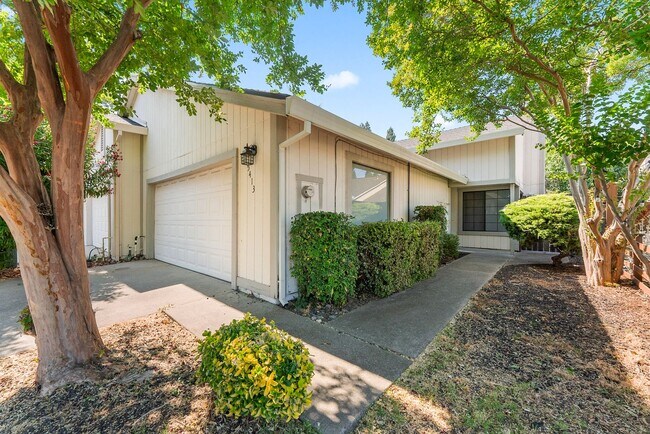 Building Photo - Charming 2 Bedroom 2 Bath Duplex