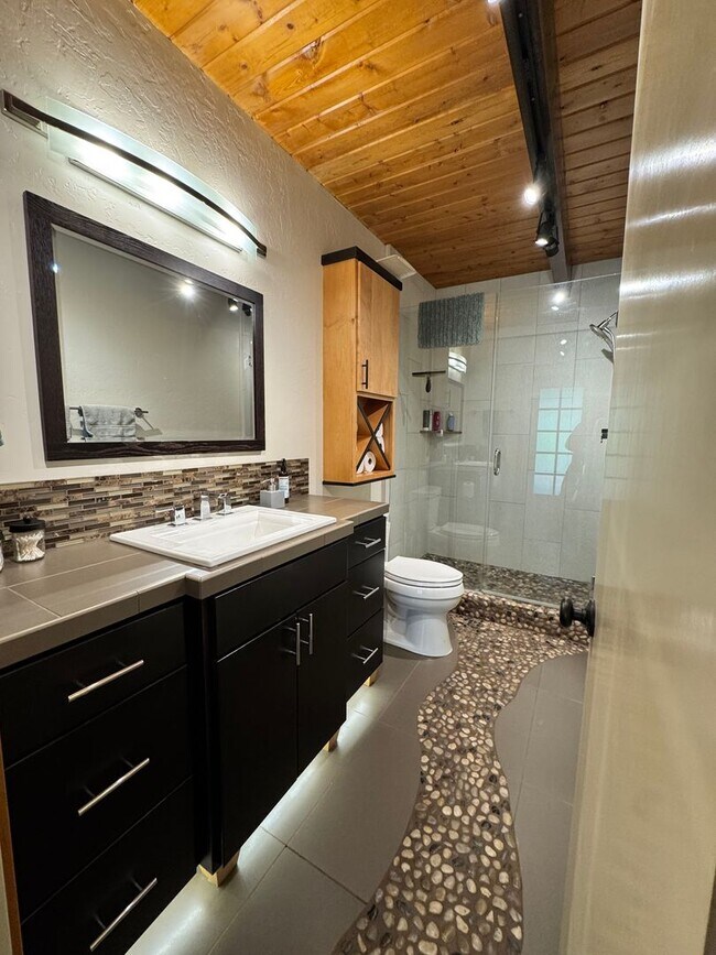 Building Photo - FOR RENT: FURNISHED LONG-TERM EXTREMELY CO...