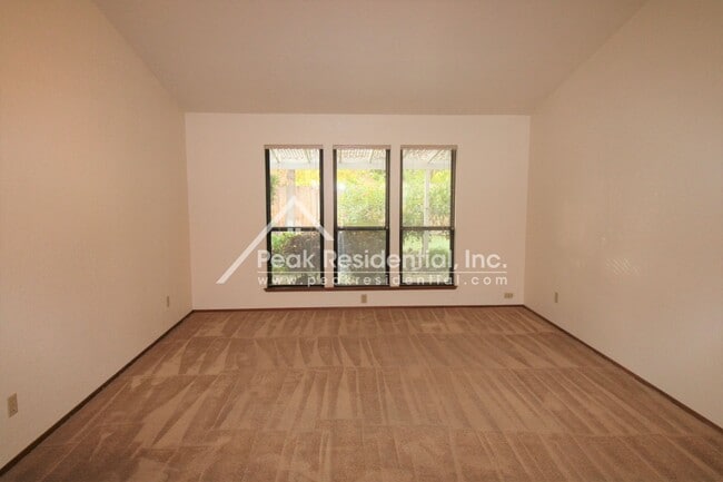 Building Photo - Wonderful Orangevale 4bd/2ba Home with 2 Car Garage!