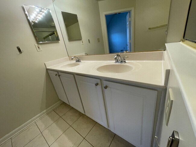 Building Photo - Luxurious And Spacious 3 Bed 2 Bath Brick Townhouse In Tysons Station