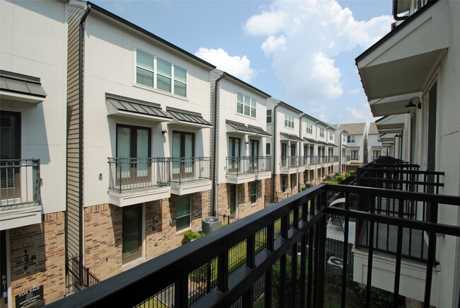 Building Photo - 1262 N Post Oak Rd