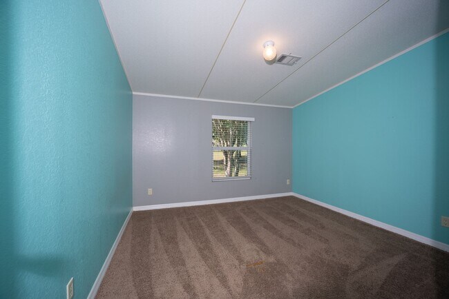 Building Photo - 3BR/2BA Mobile Home with 2 Acres in Weirsdale