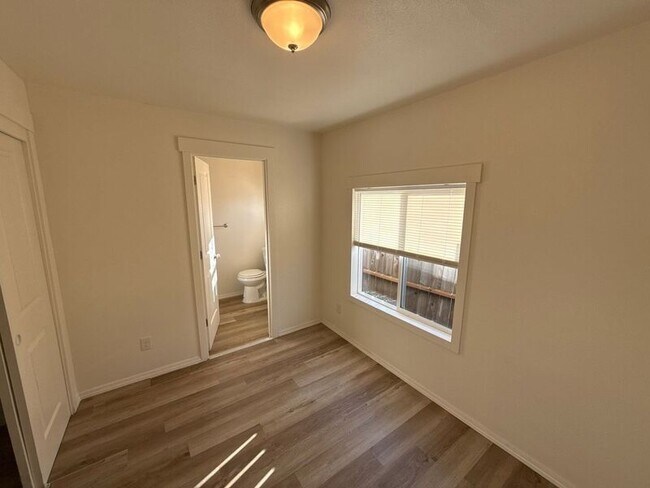 Building Photo - 3357 Portland Rd NE