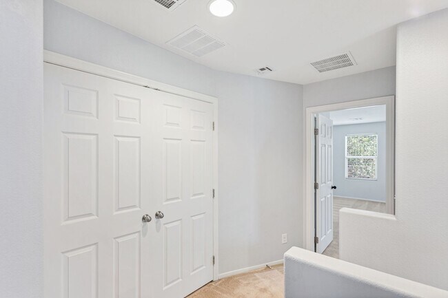 Building Photo - 3 Bath Southwest Cul de Sac Home