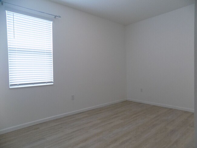 Building Photo - 1713 Chatsworth Cir