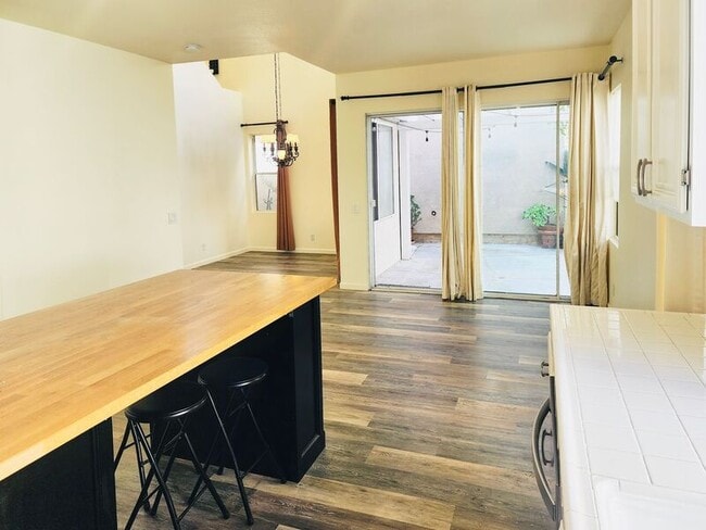 Building Photo - 5 Andaluz