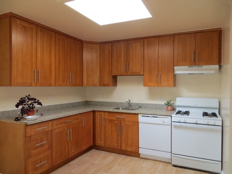 Kitchen/Dining - 500 Shields St