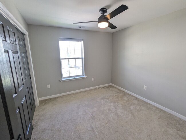Building Photo - Two Level END UNIT condo in East of Market...