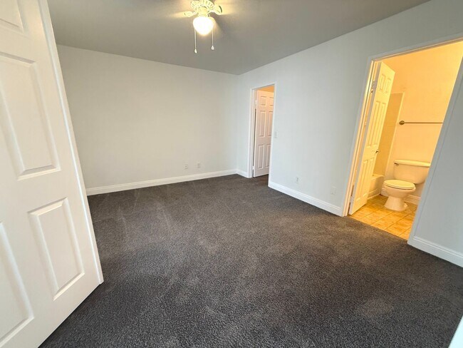 Building Photo - SPACIOUS 2BED/2BATH CONDO ON THE 2ND FLOOR