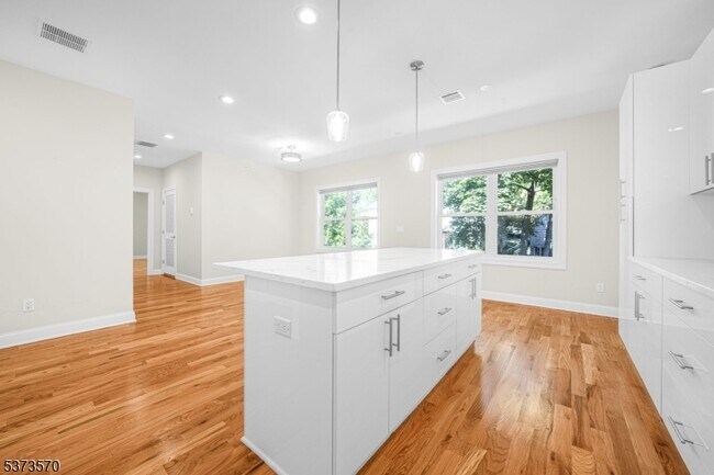 Building Photo - 9 N Beverwyck Rd