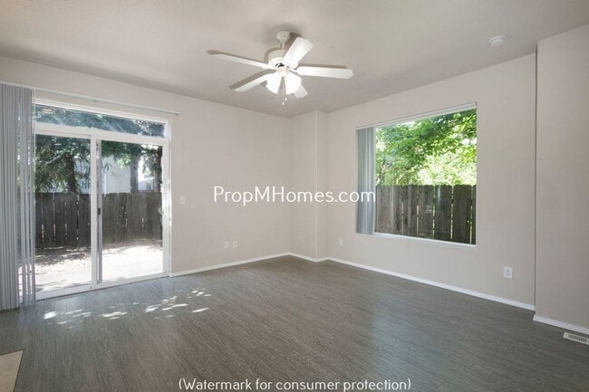 Building Photo - Adorable Three Bedroom Home In SE Portland - With A Spacious Backyard!