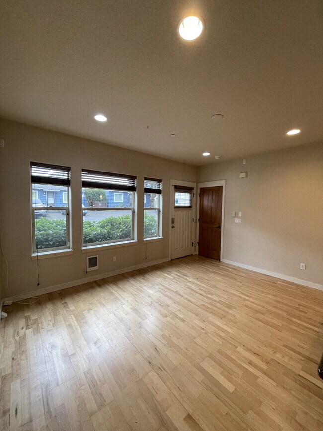 Building Photo - 1 Bedroom, 1 Bathroom Condo with Modern Kitchen and Hardwood Floors