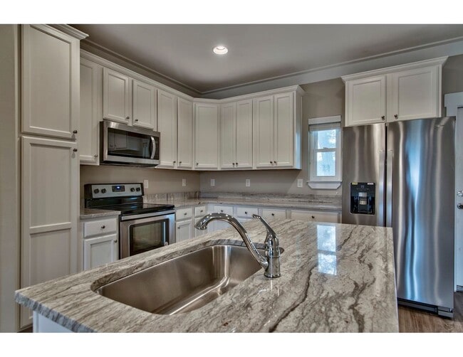 Building Photo - Beautiful 2/2.5 Townhouse in the heart of Freeport