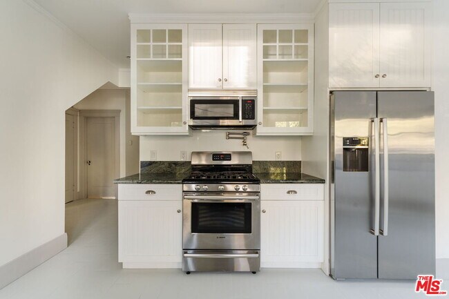 Building Photo - 2027 Canyon Dr