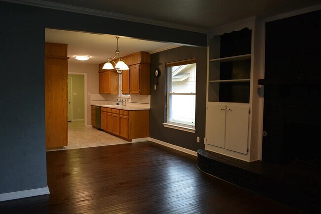 Building Photo - 1821 E Cedar Elm Dr