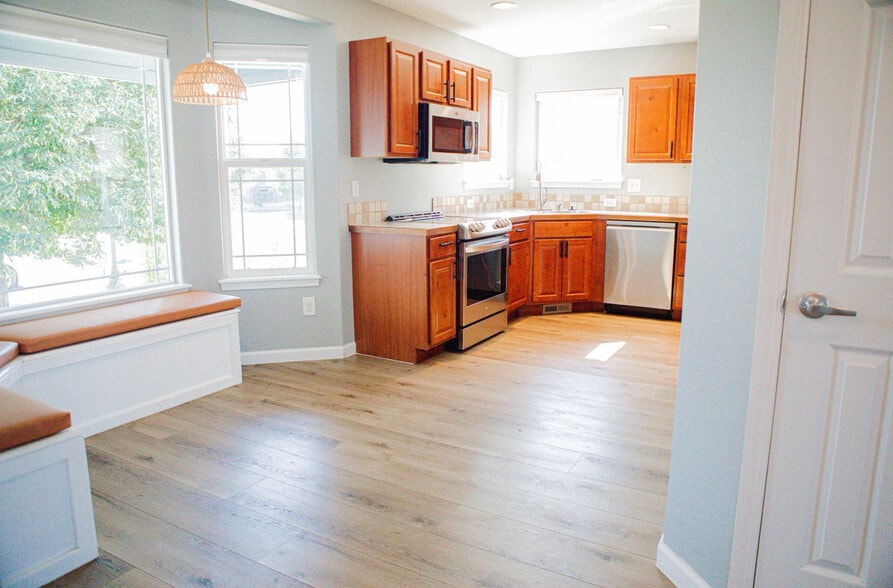 Building Photo - 338 Alder Ave
