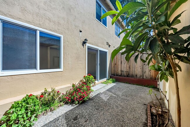 Building Photo - BEAUTIFUL REMODELED TWO STORY TOWNHOME IN ...