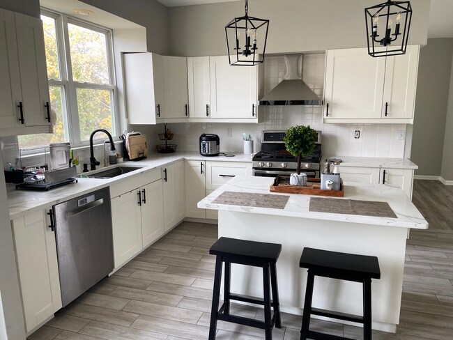 Building Photo - Updated 5 bedroom Kenosha home