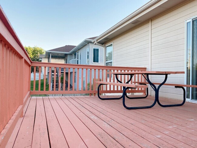 Building Photo - Stunning 5 bedrooms and 3 bathrooms in Wal...
