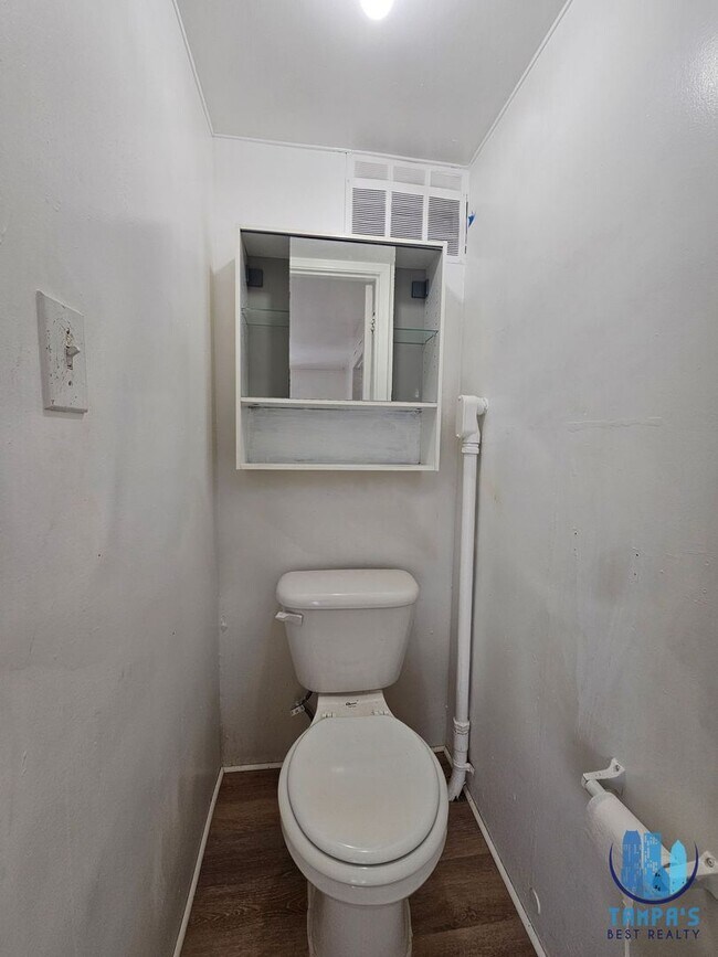 Building Photo - Spacious 3 Bedroom, 2 Bath home with a 2 CAR Carport near down St. Petersburg *Available Now*