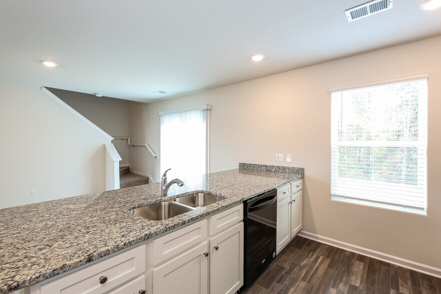 Building Photo - 2094 Southlea Dr