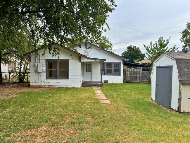 Building Photo - 3 Bed 2 Bath Home With Tons Of Natural Light