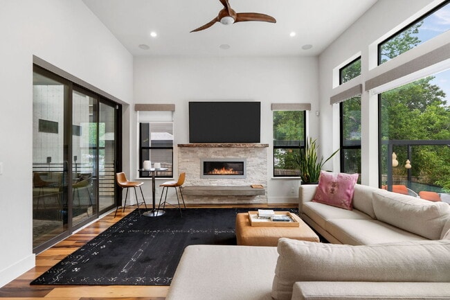 Building Photo - Modern Oasis in Bouldin Creek