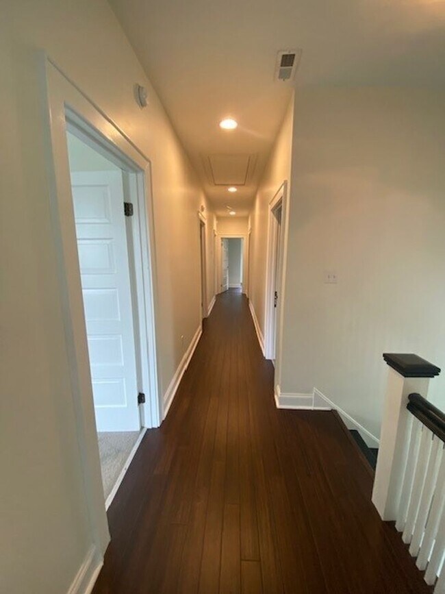 Building Photo - Georgous 5 bedroom 2.5 bath home in Downto...