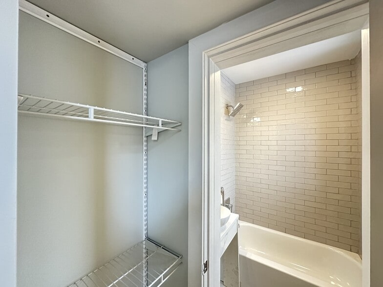 Building Photo - 503 W Belmont Ave