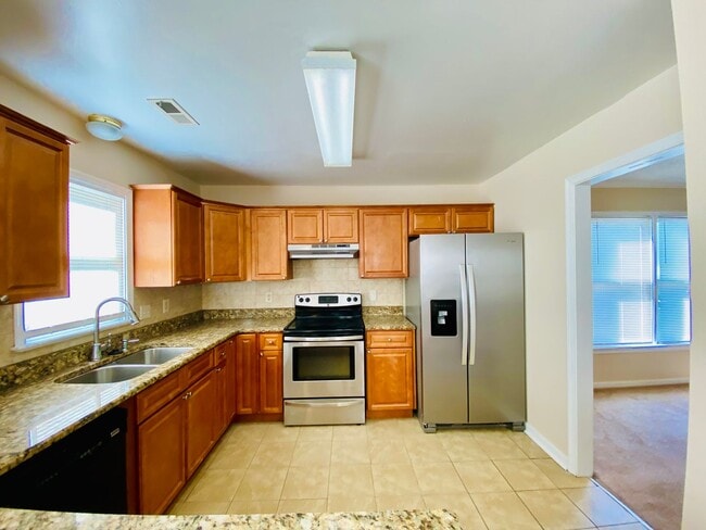 Building Photo - Beautiful and Spacious 3bdrm/2.5bth Home C...