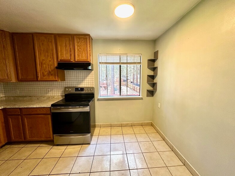 Kitchen Nook - 3310 Treehaven Dr