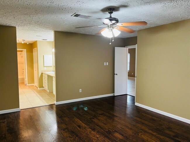 Building Photo - 16203 Ridgegreen Dr