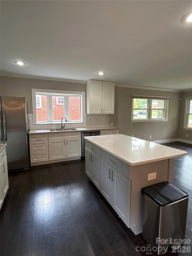 Building Photo - 1939 Sandhurst Dr