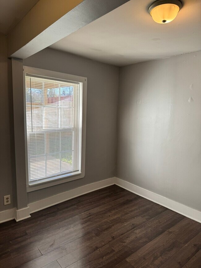 Building Photo - 1609 17th Ave N