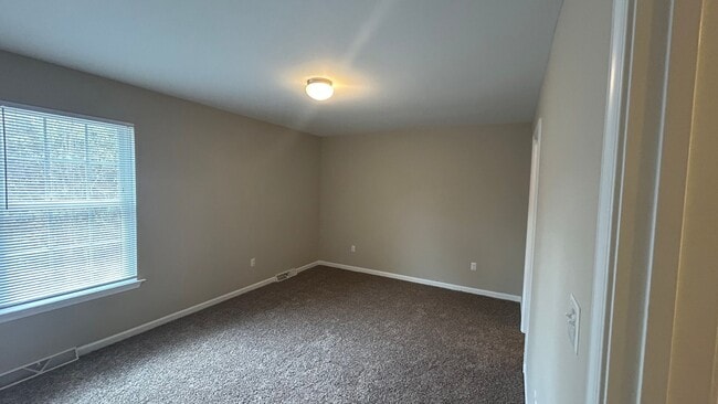 Building Photo - 3 Bedroom Townhouse in Tavern Grove