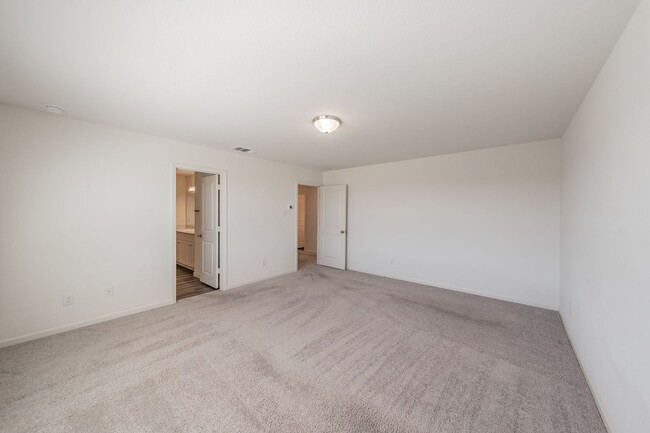 Building Photo - Like new 4 bedroom 2.5 bath in Villages of...