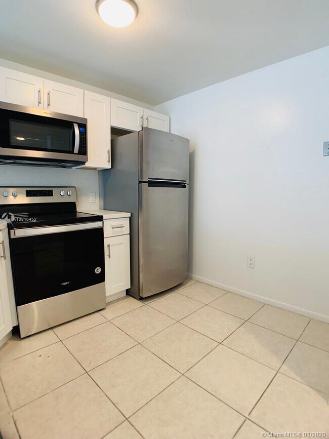 Building Photo - 2345 NE 135th St