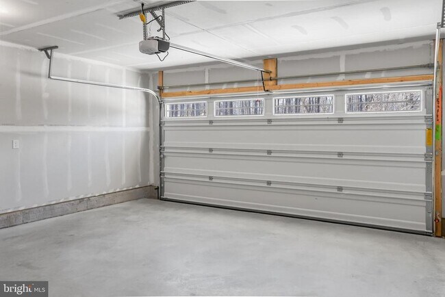Building Photo - 1731 Water Xing Rd